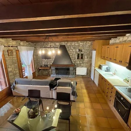 El Vilarot. La Casa De Piedra En La Naturaleza. 木屋 *