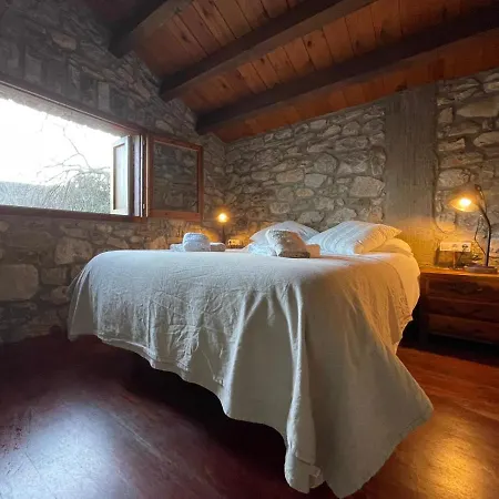 木屋 El Vilarot. La Casa De Piedra En La Naturaleza. *