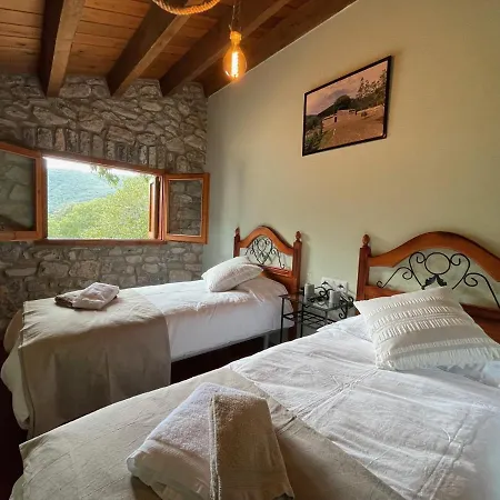 El Vilarot. La Casa De Piedra En La Naturaleza. Жирона