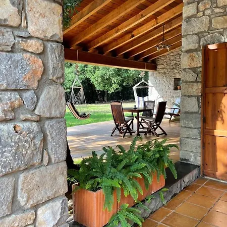 El Vilarot. La Casa De Piedra En La Naturaleza. 木屋