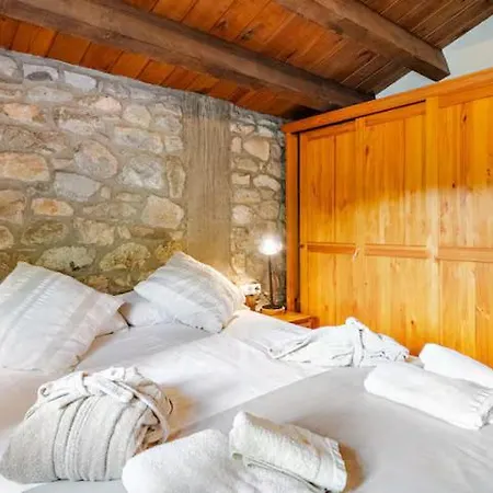 El Vilarot. La Casa De Piedra En La Naturaleza. 木屋