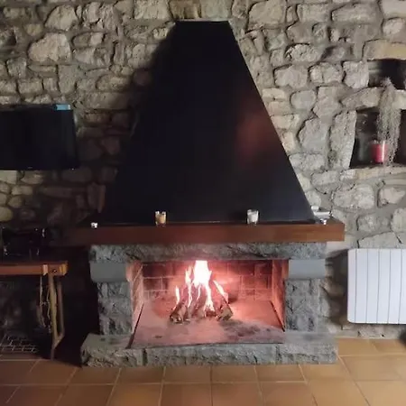 Chalet El Vilarot. La Casa De Piedra En La Naturaleza.