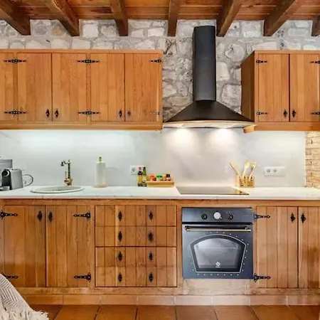 El Vilarot. La Casa De Piedra En La Naturaleza.