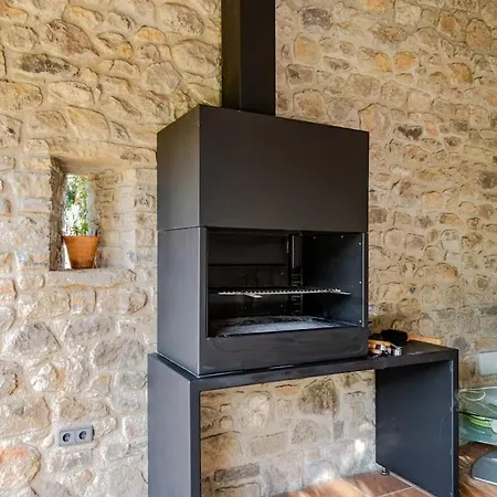 El Vilarot. La Casa De Piedra En La Naturaleza. 木屋