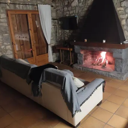 木屋 El Vilarot. La Casa De Piedra En La Naturaleza.