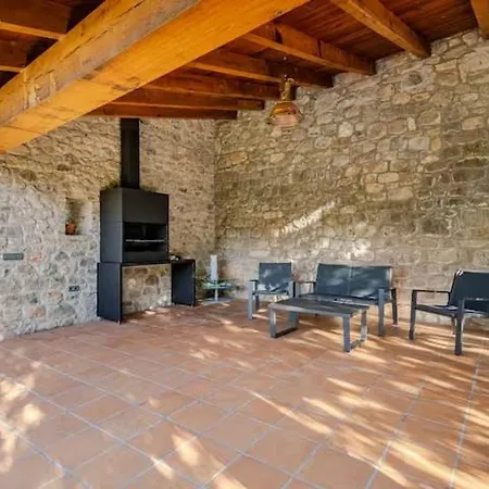 木屋 El Vilarot. La Casa De Piedra En La Naturaleza. *