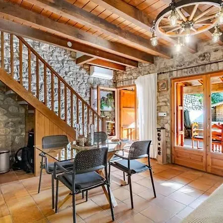 El Vilarot. La Casa De Piedra En La Naturaleza. 木屋 赫罗纳