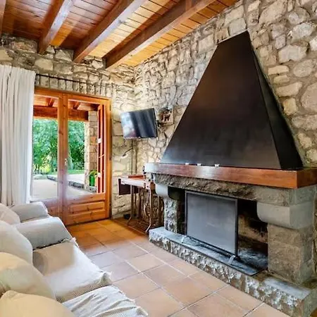 El Vilarot. La Casa De Piedra En La Naturaleza.