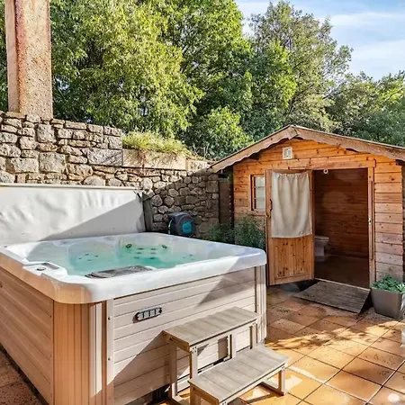 El Vilarot. La Casa De Piedra En La Naturaleza. 木屋 赫罗纳