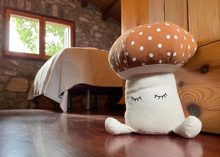 El Vilarot. La Casa De Piedra En La Naturaleza.