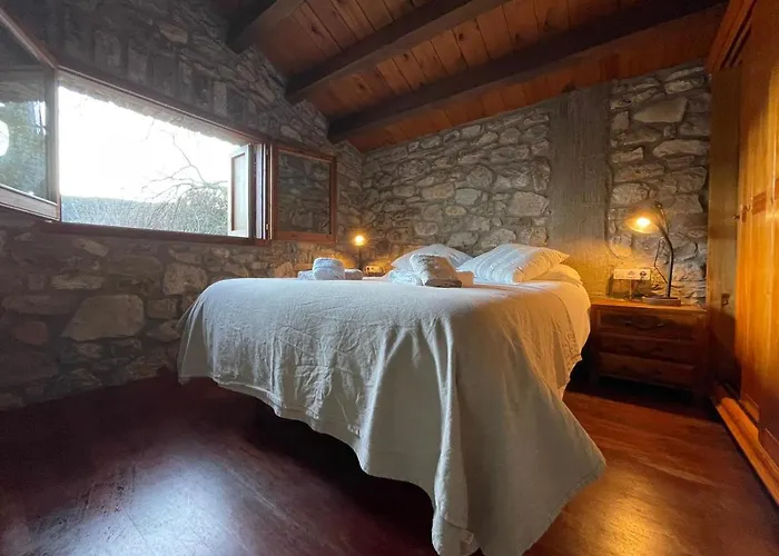 木屋 El Vilarot. La Casa De Piedra En La Naturaleza. *