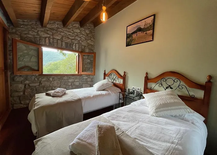 El Vilarot. La Casa De Piedra En La Naturaleza. 赫罗纳