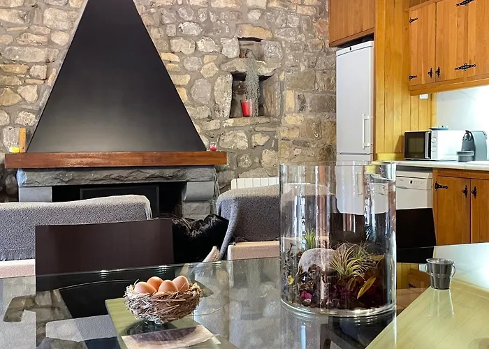 El Vilarot. La Casa De Piedra En La Naturaleza. 木屋 *