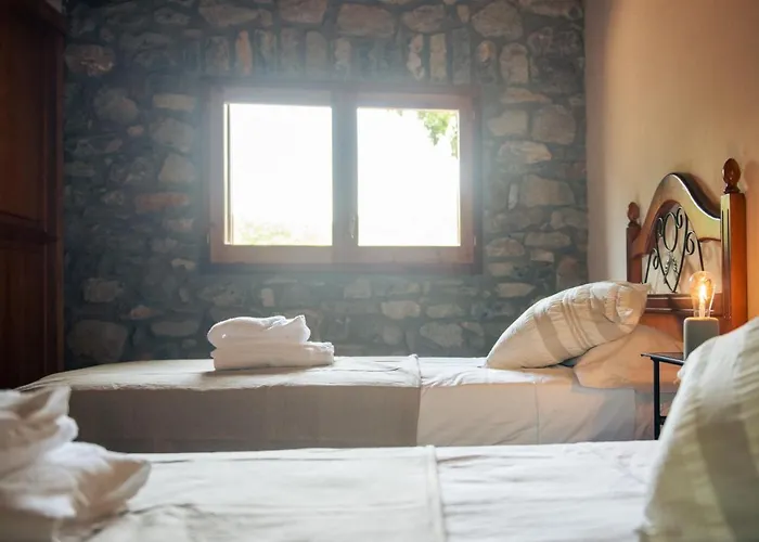 El Vilarot. La Casa De Piedra En La Naturaleza. Chalet Gerona