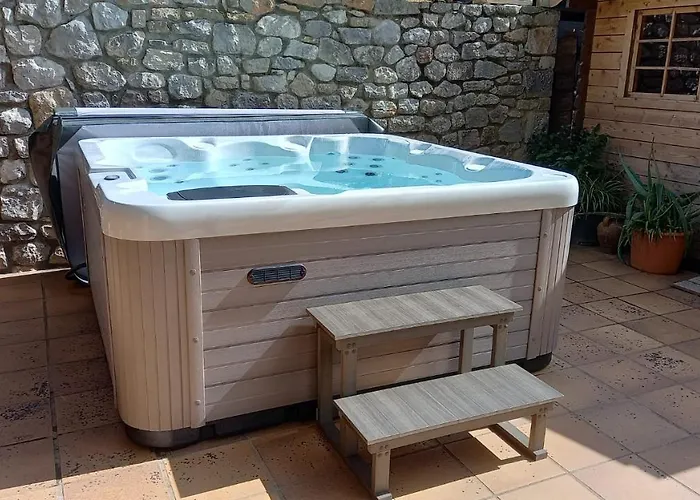 El Vilarot. La Casa De Piedra En La Naturaleza. * Gerona