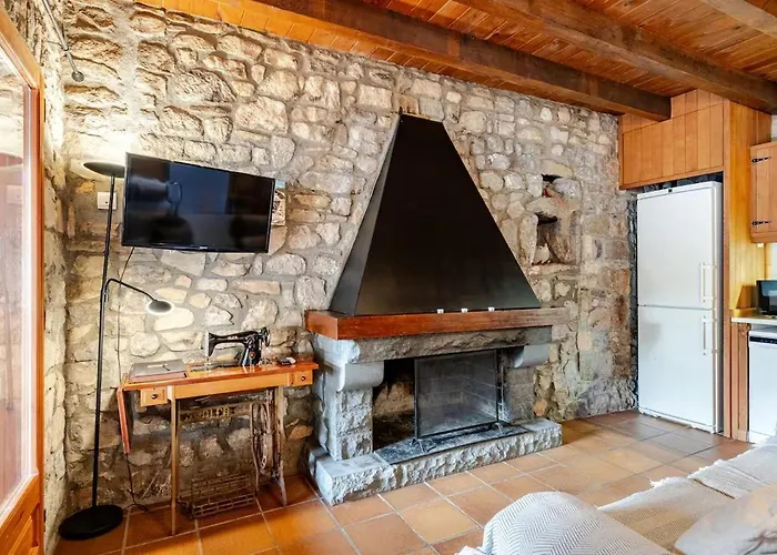 El Vilarot. La Casa De Piedra En La Naturaleza. Gerona