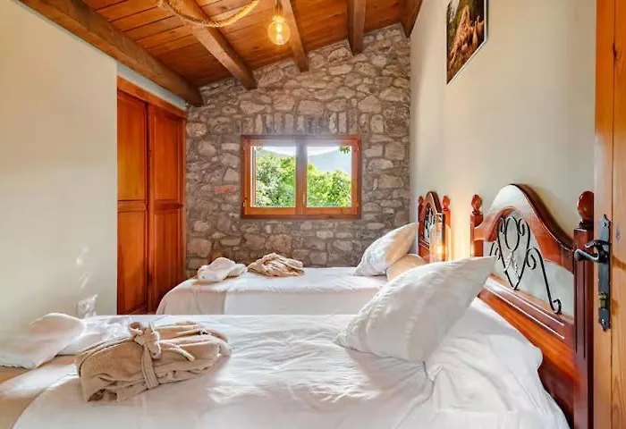 El Vilarot. La Casa De Piedra En La Naturaleza. * Gerona