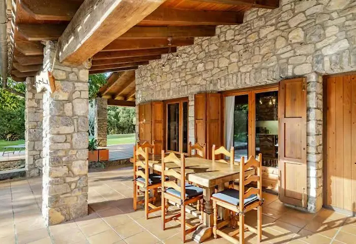 El Vilarot. La Casa De Piedra En La Naturaleza.