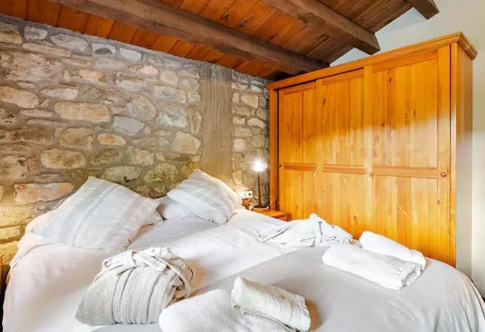 El Vilarot. La Casa De Piedra En La Naturaleza. Chalet