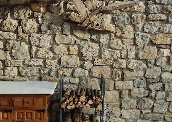 木屋 El Vilarot. La Casa De Piedra En La Naturaleza. *