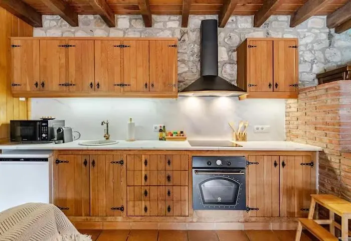 El Vilarot. La Casa De Piedra En La Naturaleza.