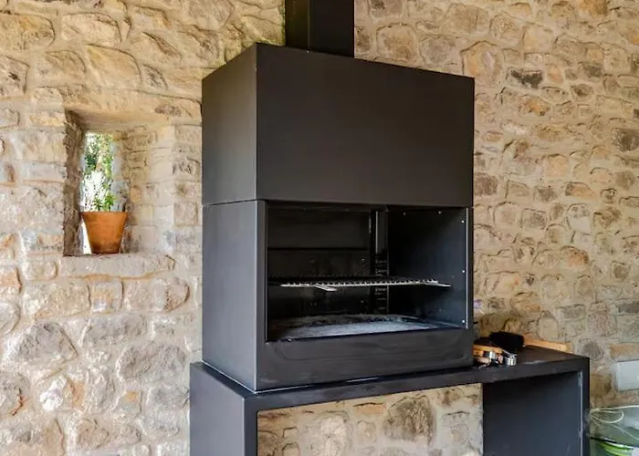 El Vilarot. La Casa De Piedra En La Naturaleza. 木屋