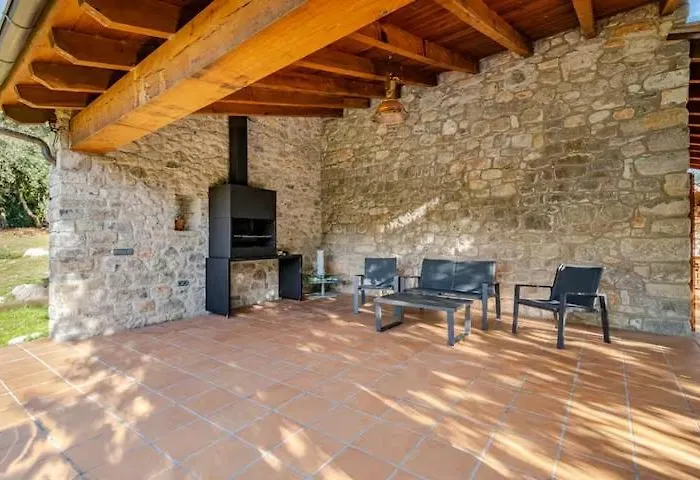 Chalet El Vilarot. La Casa De Piedra En La Naturaleza. *