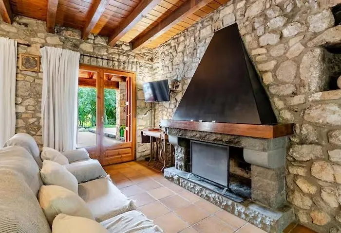 El Vilarot. La Casa De Piedra En La Naturaleza.