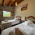 El Vilarot. La Casa De Piedra En La Naturaleza. Girona