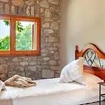 El Vilarot. La Casa De Piedra En La Naturaleza. *