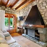 El Vilarot. La Casa De Piedra En La Naturaleza.