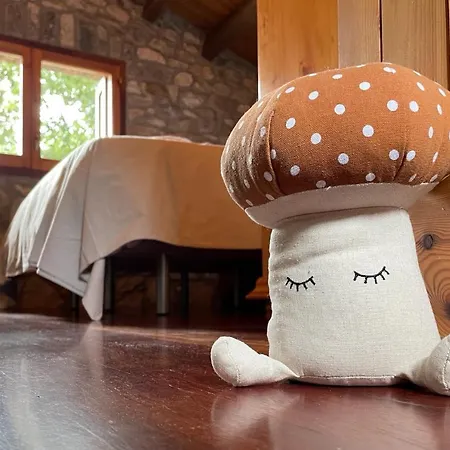 El Vilarot. La Casa De Piedra En La Naturaleza.