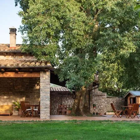 Horská chata El Vilarot. La Casa De Piedra En La Naturaleza. *