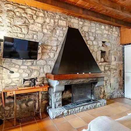 El Vilarot. La Casa De Piedra En La Naturaleza. Жерона