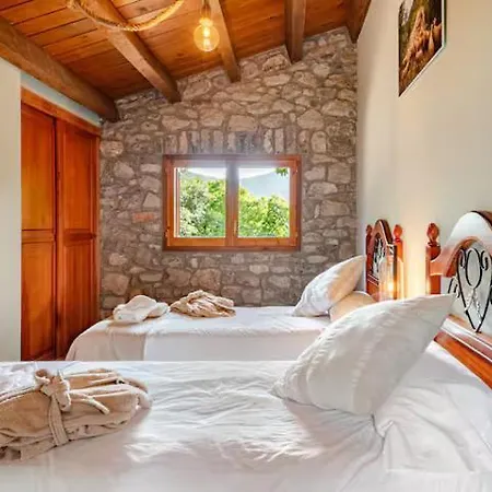 El Vilarot. La Casa De Piedra En La Naturaleza. * Girona