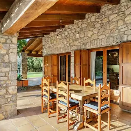 El Vilarot. La Casa De Piedra En La Naturaleza.