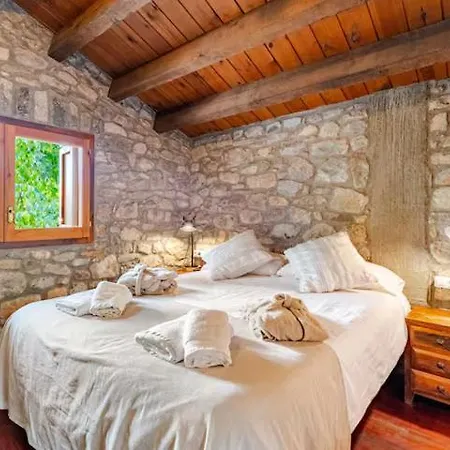 El Vilarot. La Casa De Piedra En La Naturaleza. * Girona