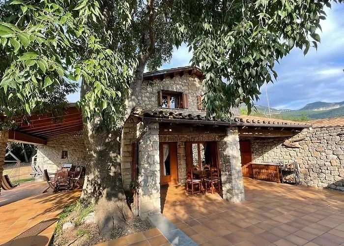 El Vilarot. La Casa De Piedra En La Naturaleza.