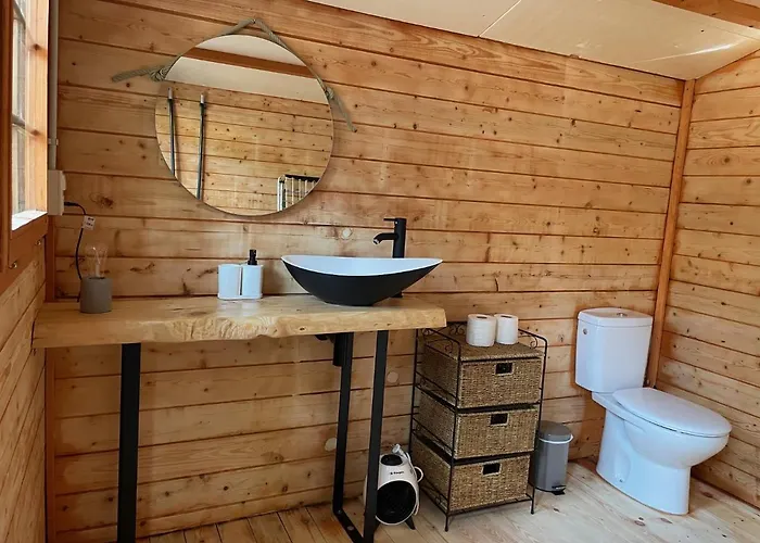 El Vilarot. La Casa De Piedra En La Naturaleza. * Girona