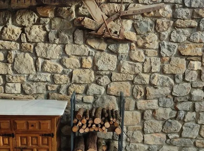 El Vilarot. La Casa De Piedra En La Naturaleza. Шале