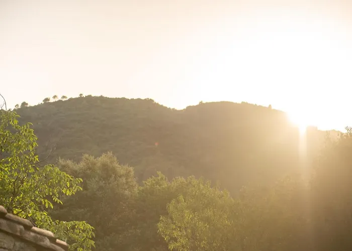 El Vilarot. La Casa De Piedra En La Naturaleza. * Жерона