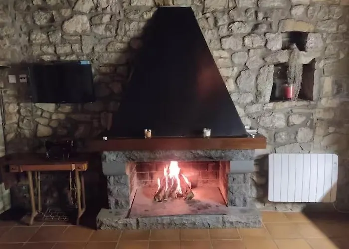 Шале El Vilarot. La Casa De Piedra En La Naturaleza.