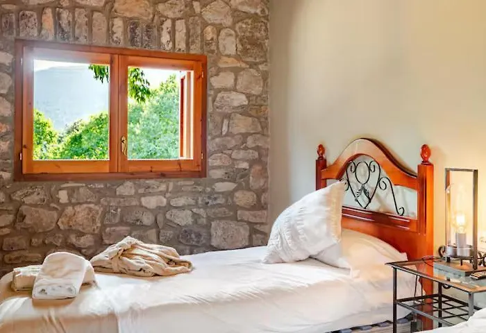 El Vilarot. La Casa De Piedra En La Naturaleza. *