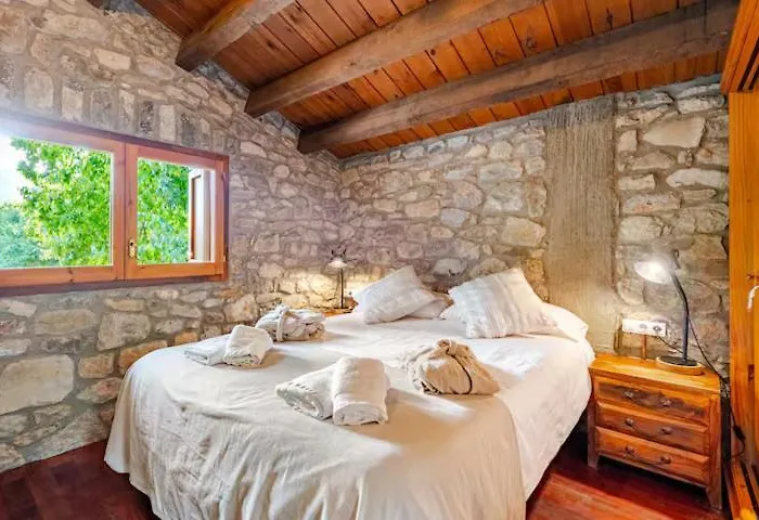 El Vilarot. La Casa De Piedra En La Naturaleza. * Girona