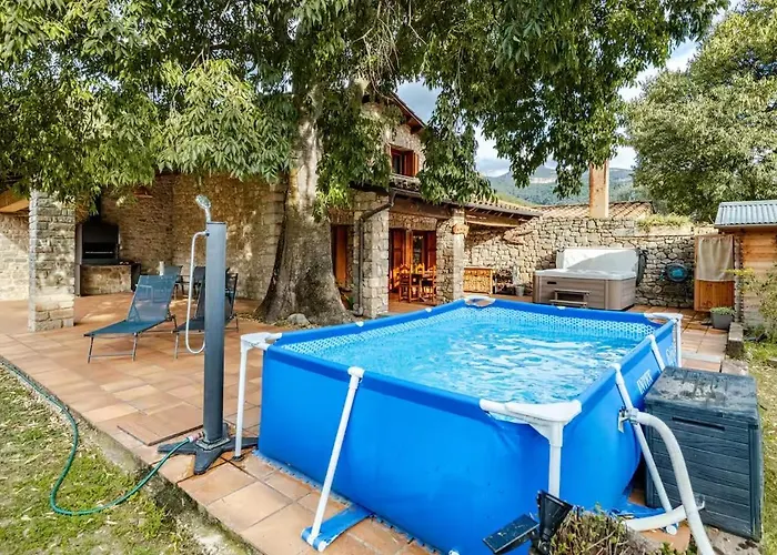 El Vilarot. La Casa De Piedra En La Naturaleza. Girona